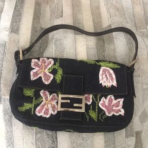 FENDI denim and pink flowers shoulder bag! 🌸